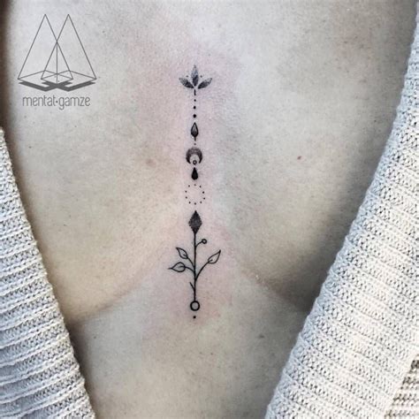 tattoo en medio de los senos|Significado del tatuaje en medio de los senos